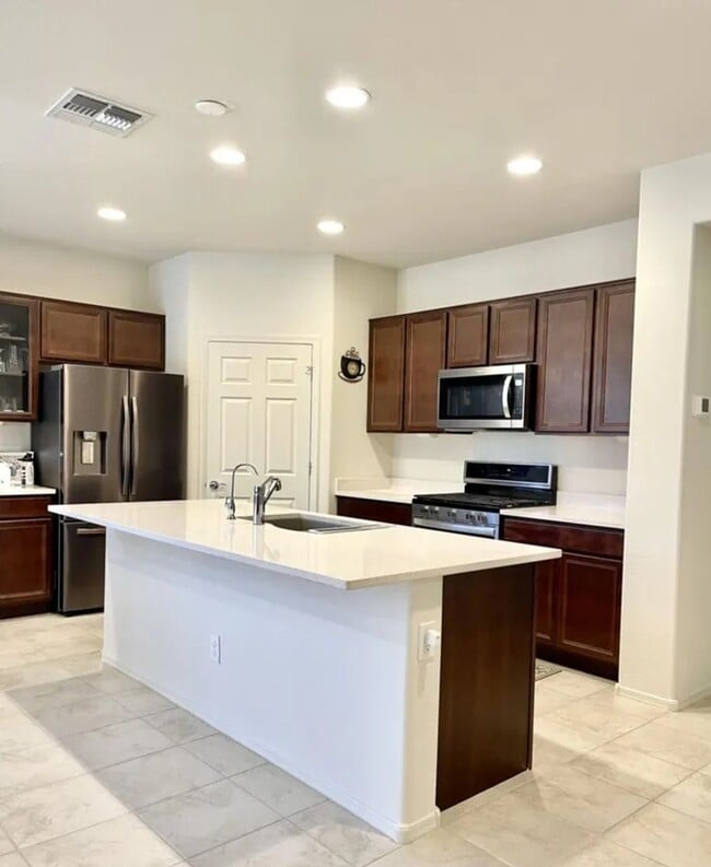 Building Photo - 2022 Built Single-Level 4Bedrooms/3Baths Stunning Home!!