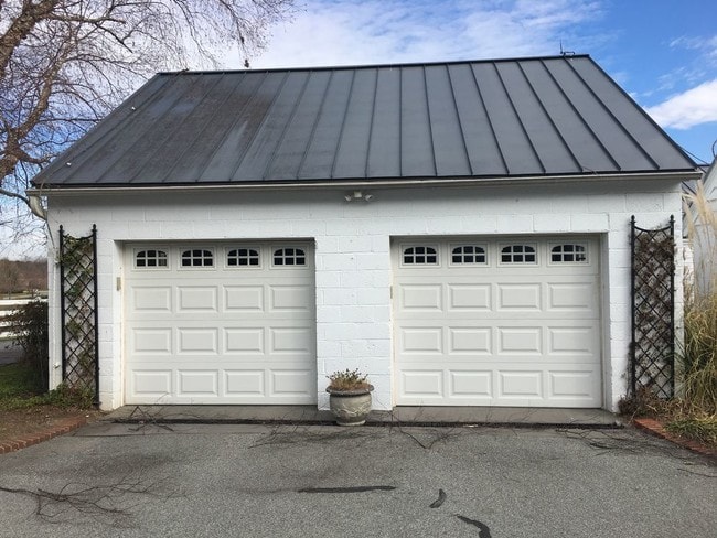 Building Photo - 6010 W Friendly Ave
