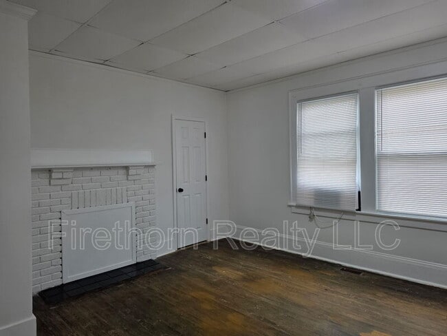 Foto del edificio - 283 L R White Rd