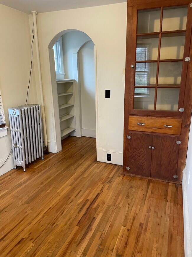 Building Photo - 831 Elmwood St