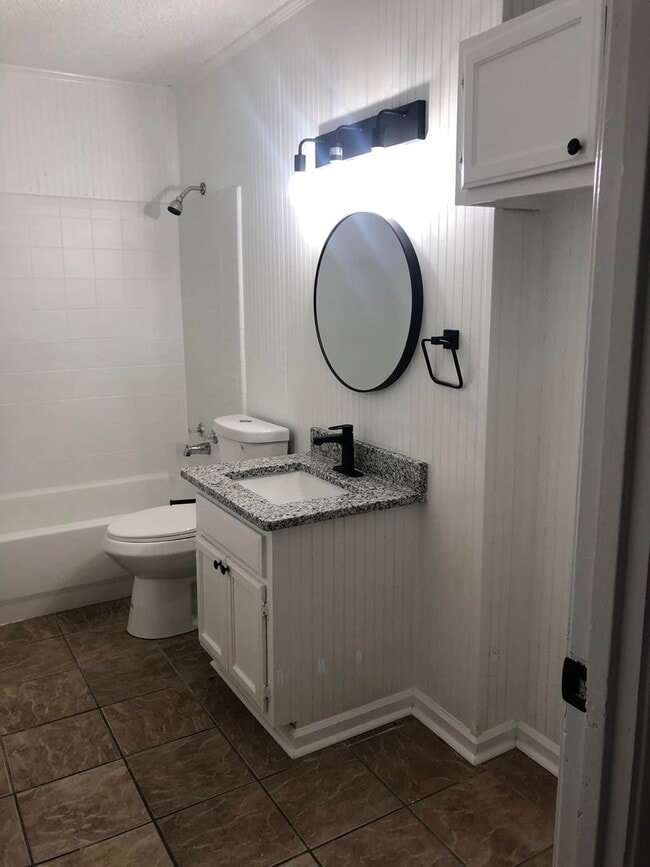 Building Photo - Fully remodeled, turnkey duplex unit in th...