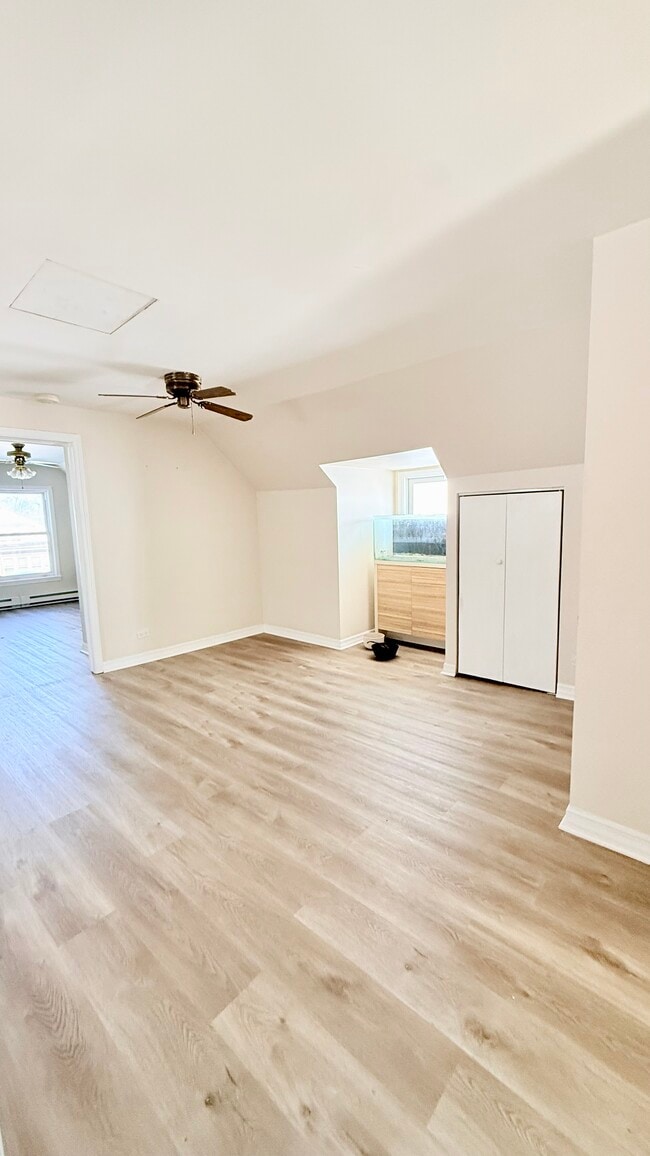 Building Photo - 5843 W Warwick Ave