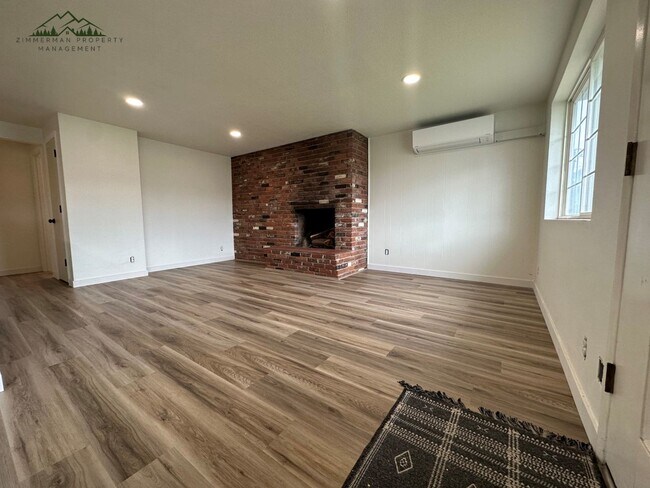 Foto del edificio - 32513-32515 Coburg Bottom Loop Rd