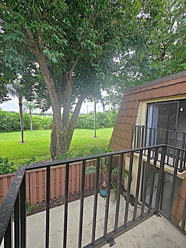 Building Photo - 5249 Cedarbend Dr