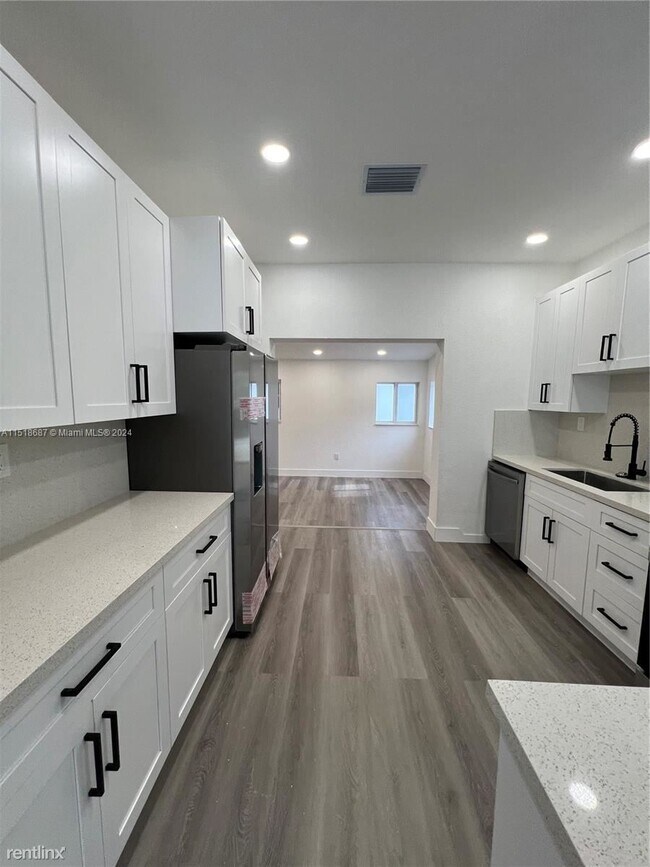 Foto del edificio - 3 br, 2.5 bath House - 5511 NW 1st Ave # 5511