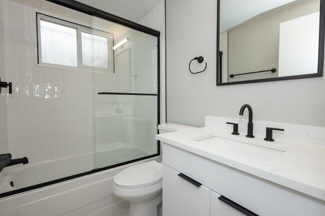 Interior Photo - 1341 Cook