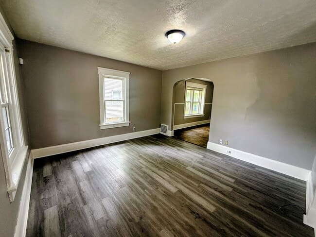 Building Photo - 4 Bedroom 1 Bathroom Single Family Home for Rent!