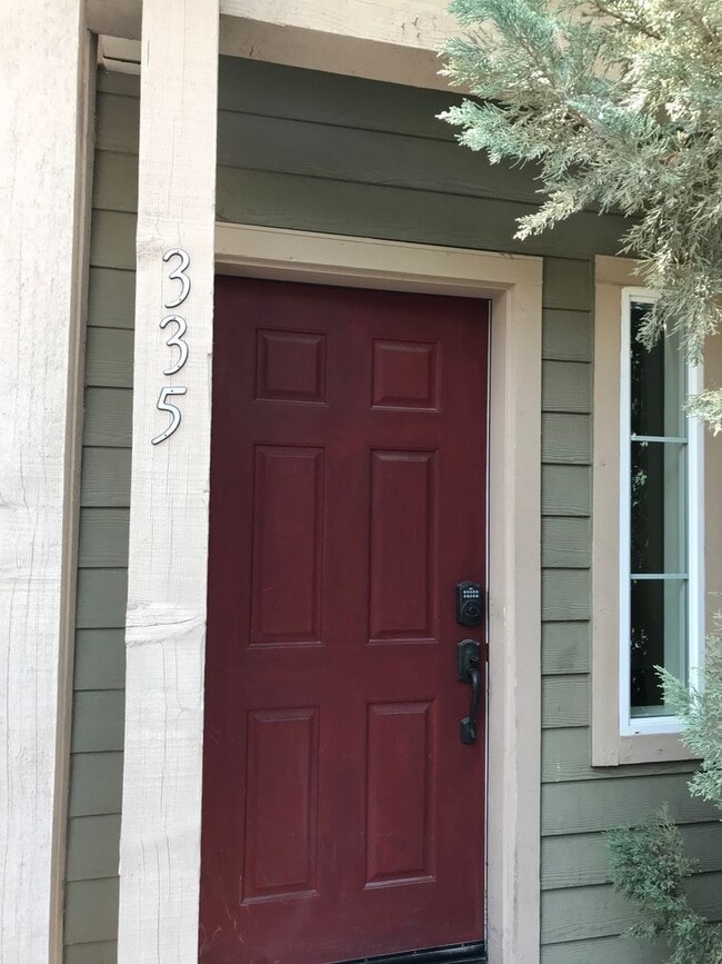 Building Photo - 3 Bedroom Home Close to Gym and Shopping-$...