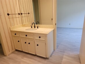 Building Photo - 406 Fox Briar Ln