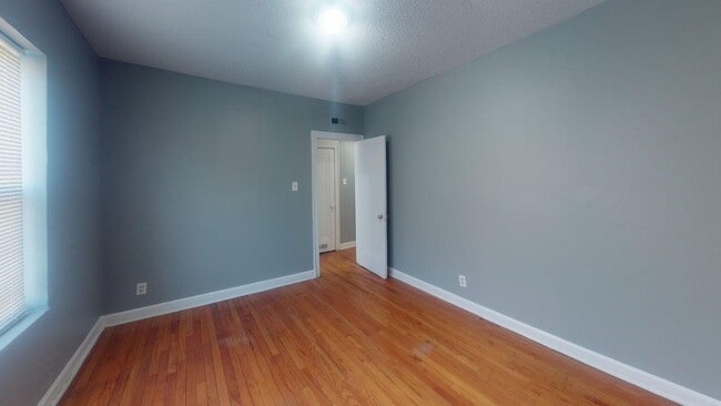 Foto del edificio - 817 W 83rd St