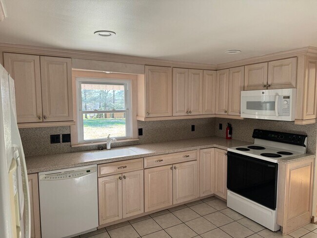 Building Photo - Franconia 3 Bedroom 3.5 bath Rancher with ...