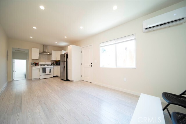 Foto del edificio - 8135 Noble Ave