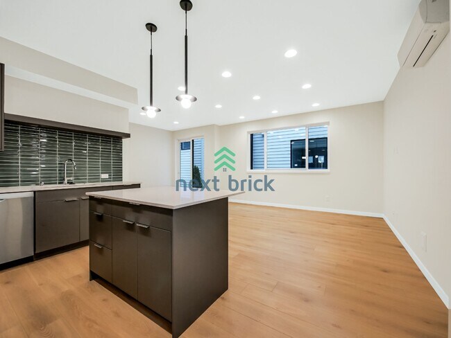 Foto del edificio - Stunning 2023-Built Crown Hill Townhome | 3 Bed | 2 Bath | Modern Finishes & Prime Seattle Location