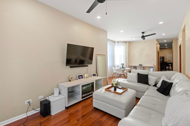 Foto del edificio - 2028 N Hamlin Ave