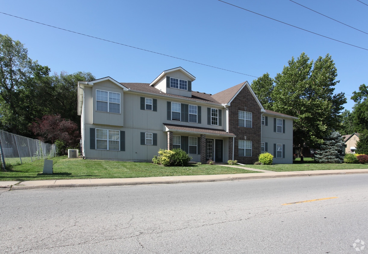 Building Photo - 330 N Pine St