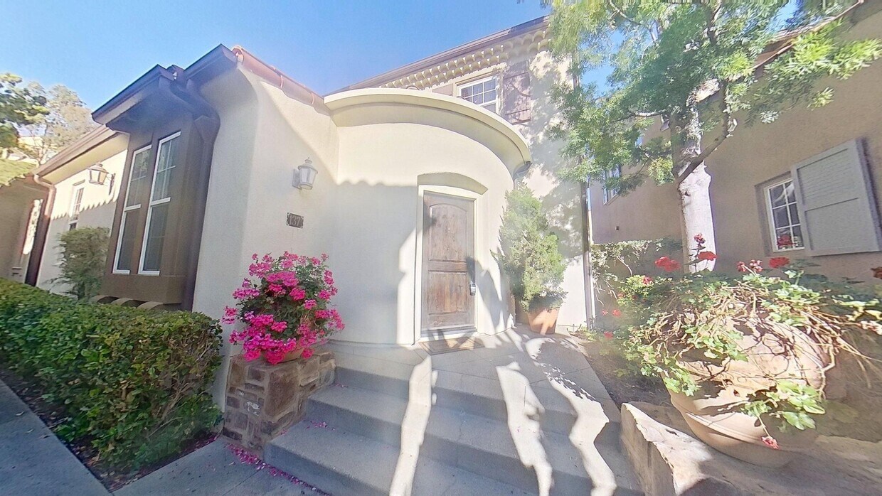 Foto principal - Beautiful 3 Bedroom 2.5 Bath Townhome in I...