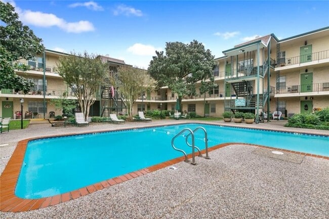 Close to shopping, grocery, restaurants and Metairie Parades! - 2708 Whitney Pl