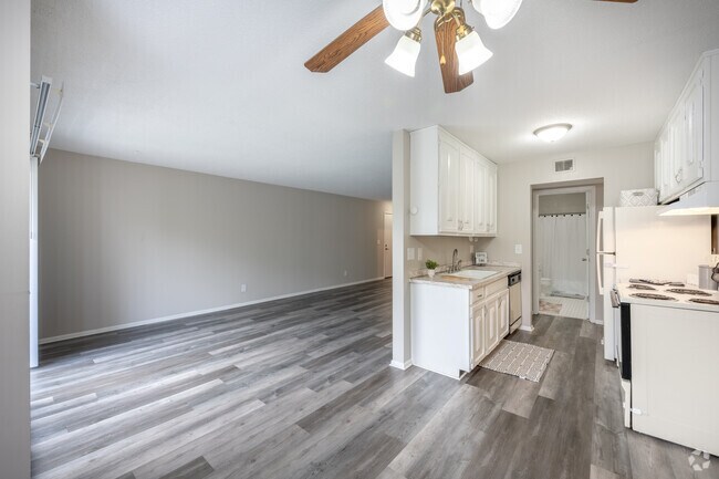 2 habitaciones, 1 baño - 1030 pies cuadrados - Renovado - Sala de estar principal - Charlton Park