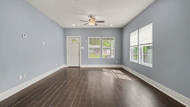 Building Photo - 12 E Homan Ave