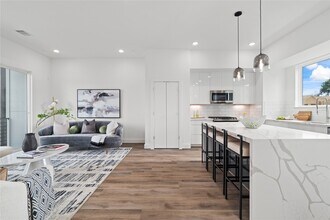 Building Photo - 216 E 31st St