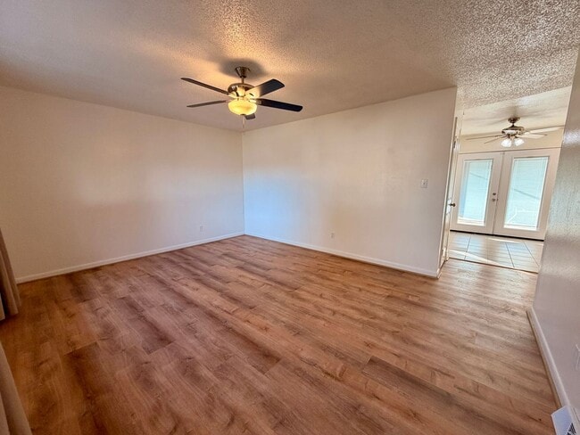 Building Photo - Lovely 5-bedroom, 2¾-bath home located in ...