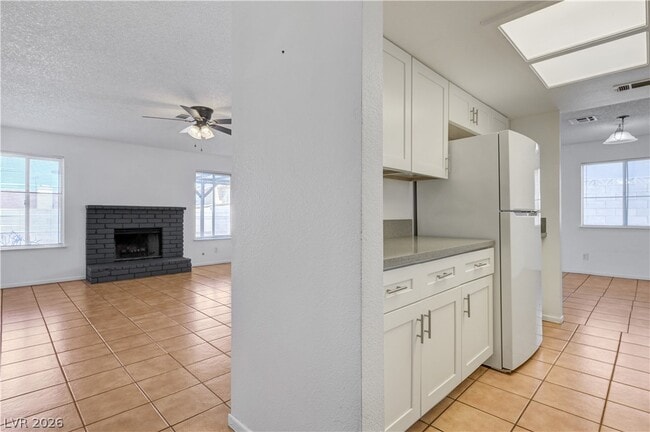 Building Photo - 707 Honeybee Ct