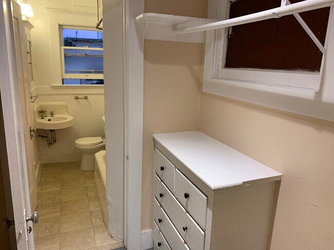walk in closet - 1502 Alice St