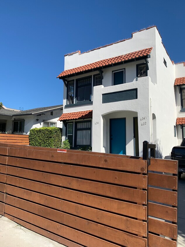 Front - 624 N Hobart Blvd