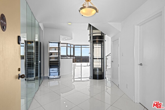 Building Photo - 4267 Marina City Dr