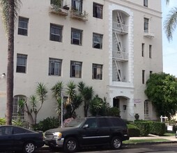 Building Photo - 901 S Kingsley Dr