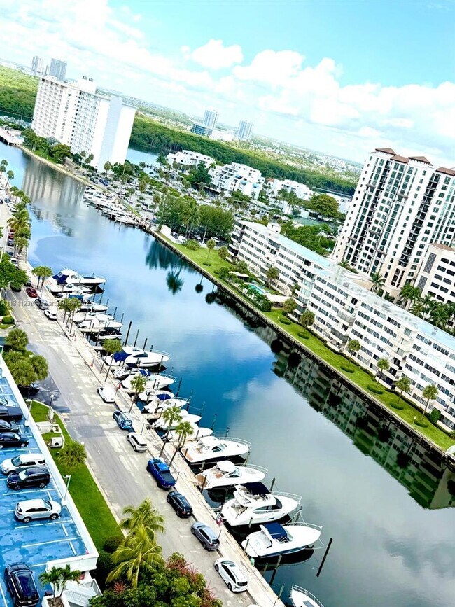 Building Photo - 100 Bayview Dr