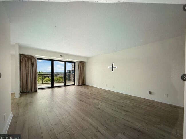 Foto del edificio - 8360 Greensboro Dr