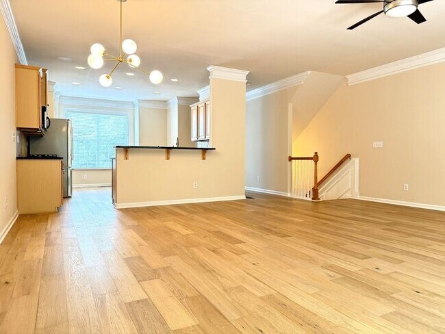 Foto del edificio - Sandy Springs 3 Bed-3.5 Bath Townhouse in Gated Cambridge, Hardwoods on Main!