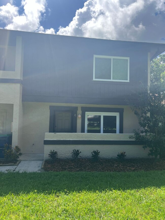 Building Photo - NEWLY 2/1.5 UPDATED Clearwater townhome/condo