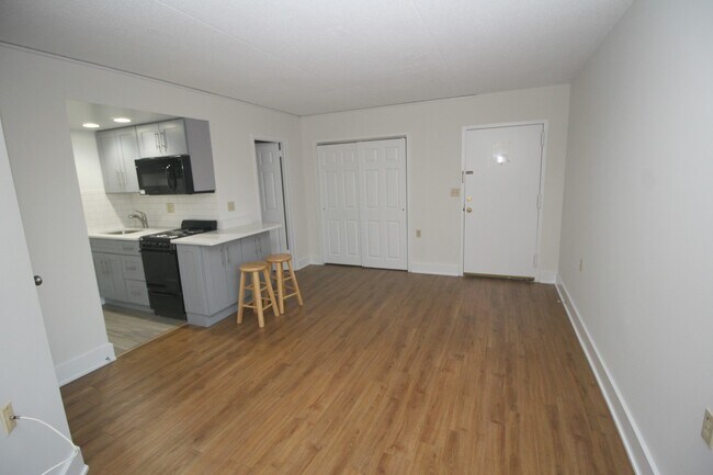 Built-in Breakfast Bar - 60 Strawberry Hill Ave
