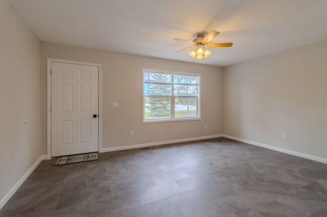 Building Photo - Bright & Updated 4-Bedroom Home Close to Everything