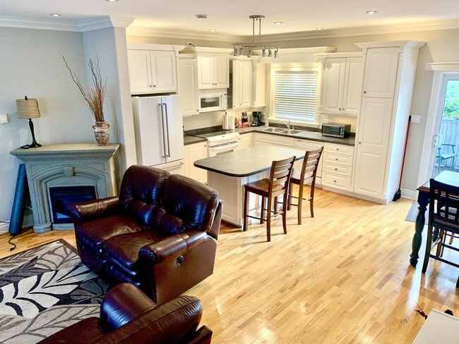 Building Photo - 17 St Joseph's Ln