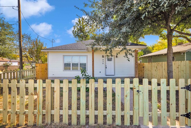 Building Photo - Beautiful Rental in Dignowity Hill!