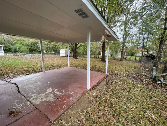 Building Photo - ** 3 Bed 2 Bath located in Regency Park **...