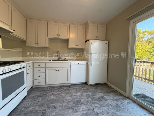 Building Photo - 2895 Capitola Rd