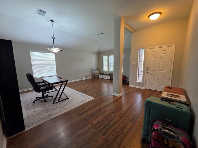 Foto del edificio - 2108 Goldfinch Ln