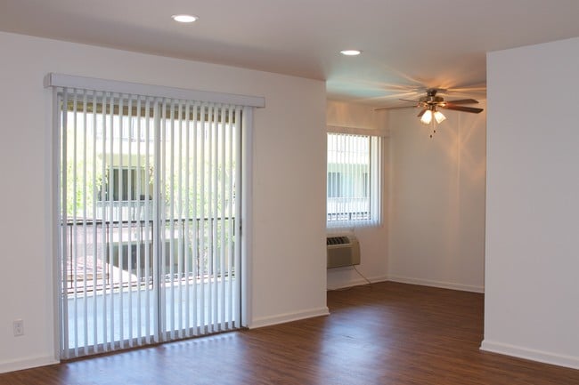 bright living and dining areas - Newcastle