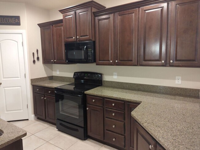 Building Photo - Gorgeous 3 Bedroom Townhome