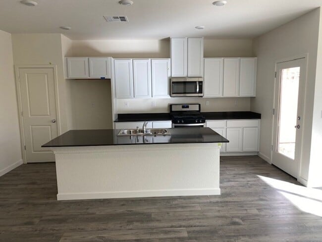 Foto del edificio - Nearly New DR Horton Home 3 Bedroom, 2 Bath, 2 Car Garage