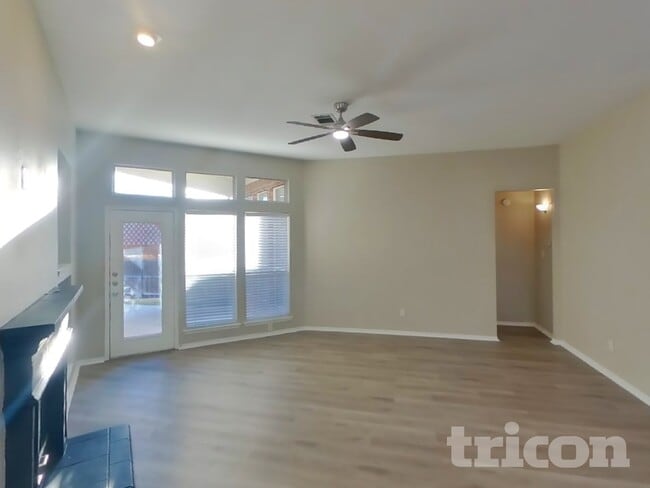 Building Photo - 2075 Crestlake Dr