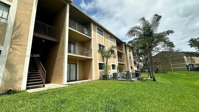 Building Photo - 450 Palm Cir W