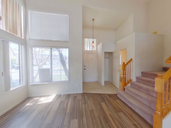 Foto del edificio - 3 Bedroom/2.5 bath - SFR Available August ...