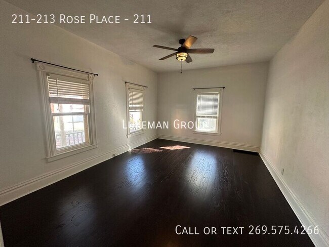 Foto del edificio - 211-213 Rose Place-211