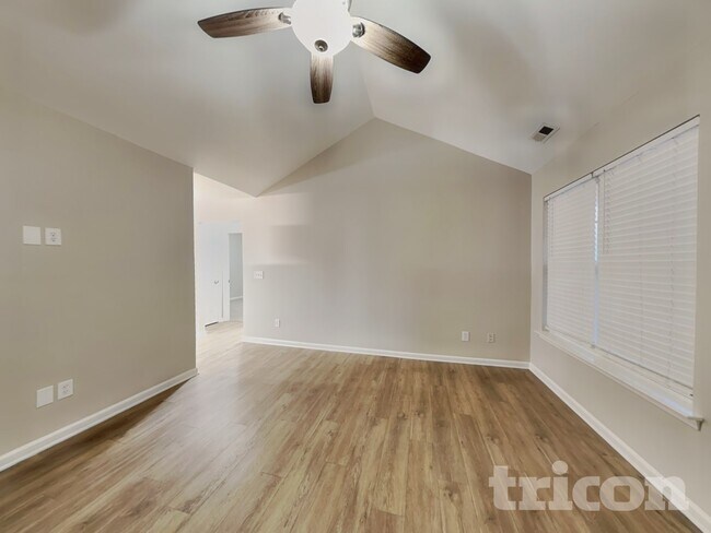 Foto del edificio - 35 Atherton Dr