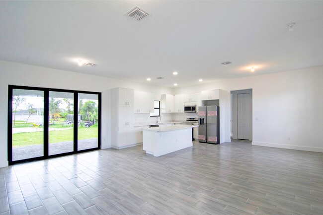 Building Photo - 15633 Lakeland Cir